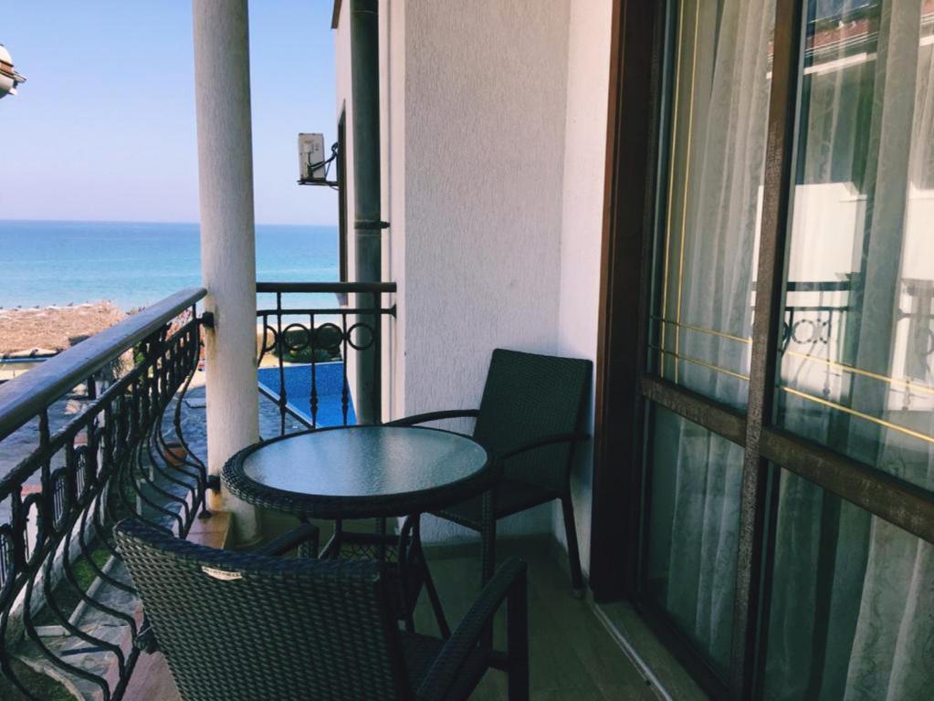 First Line Apartments ARGO - 6 person Family Room (side sea view)