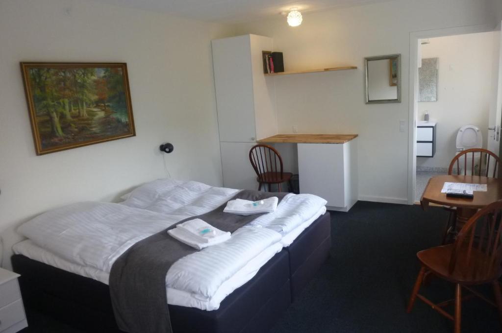 Postel nebo postele na pokoji v ubytování Lyng Dal Hotel og Restaurant