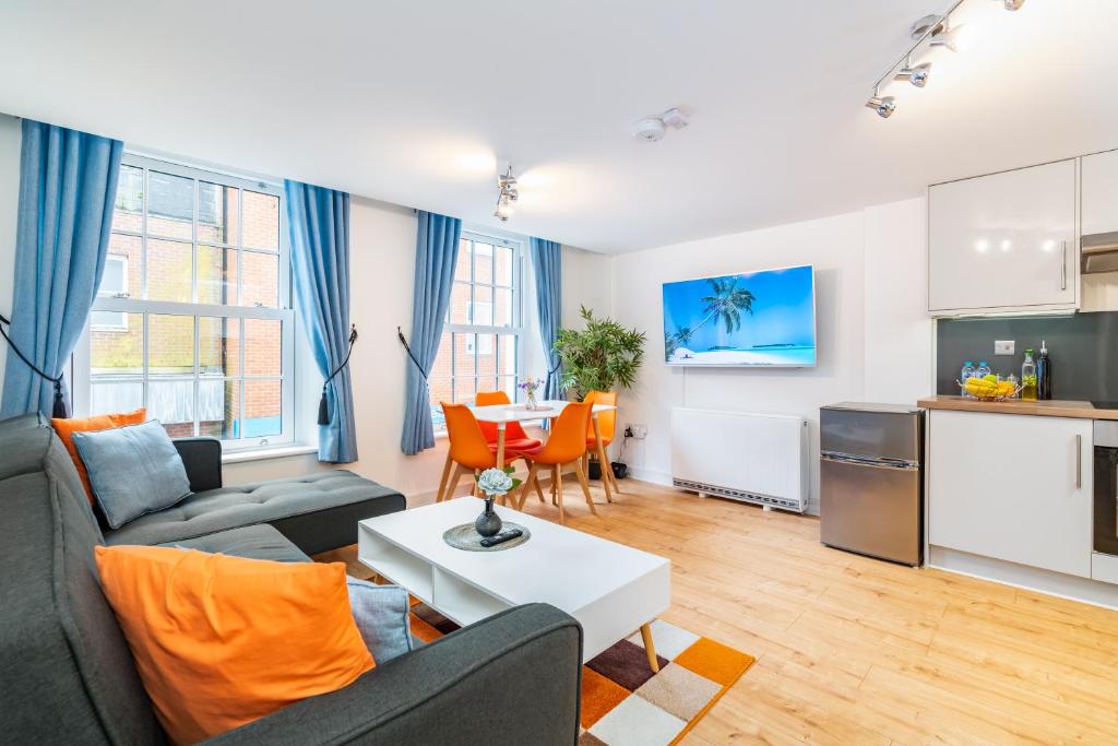 sala de estar con sofá y mesa en Central Apartment With 55” Smart TV+Netflix en Andover