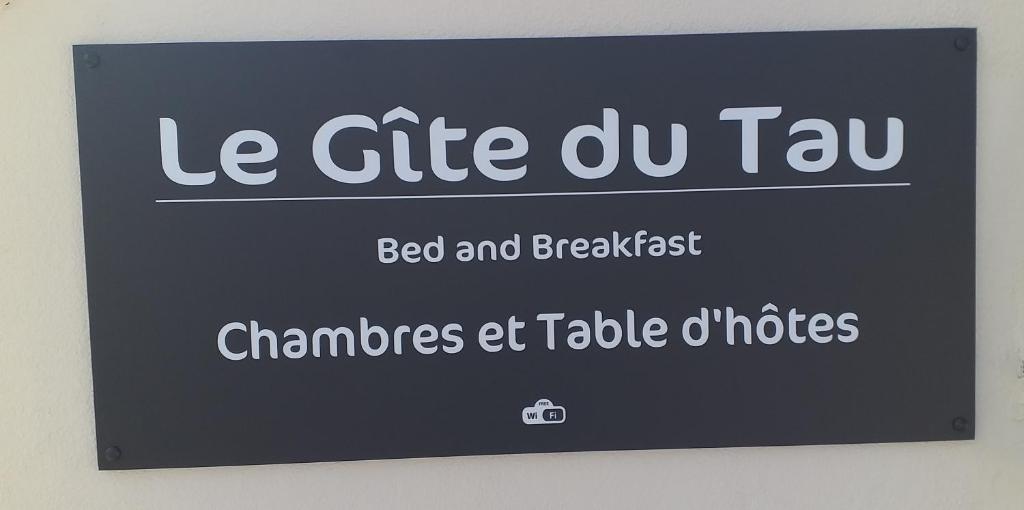 ein Schild, auf dem steht: "Le chef du taxi bed and breakfast and pharmacieset" Tabellen in der Unterkunft Le Gîte du Tau in Touquin