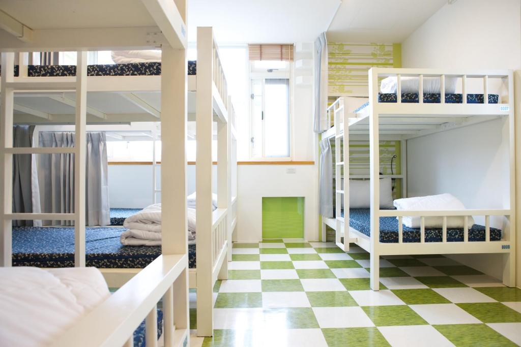 吉安的住宿－快樂島民宿 (限素食者入住)，客房设有双层床和 ⁇ 床。