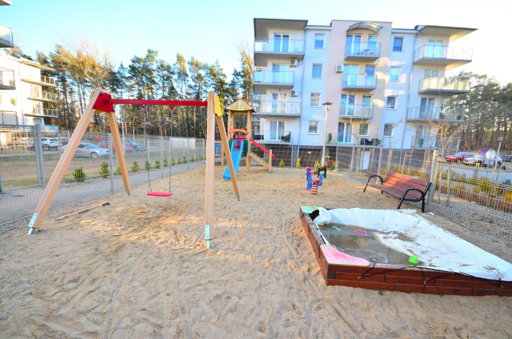 Herní místnost nebo prostor pro děti v ubytování APARTAMENT - DZIWNÓWEK - LEŚNE TARASY - 45B/10 - 150 M OD MORZA