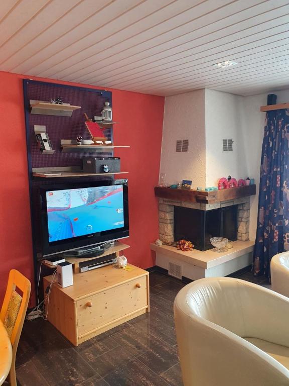 TV a/nebo společenská místnost v ubytování Chalet Alba A