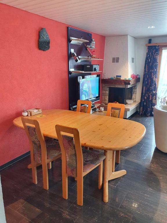 TV a/nebo společenská místnost v ubytování Chalet Alba A