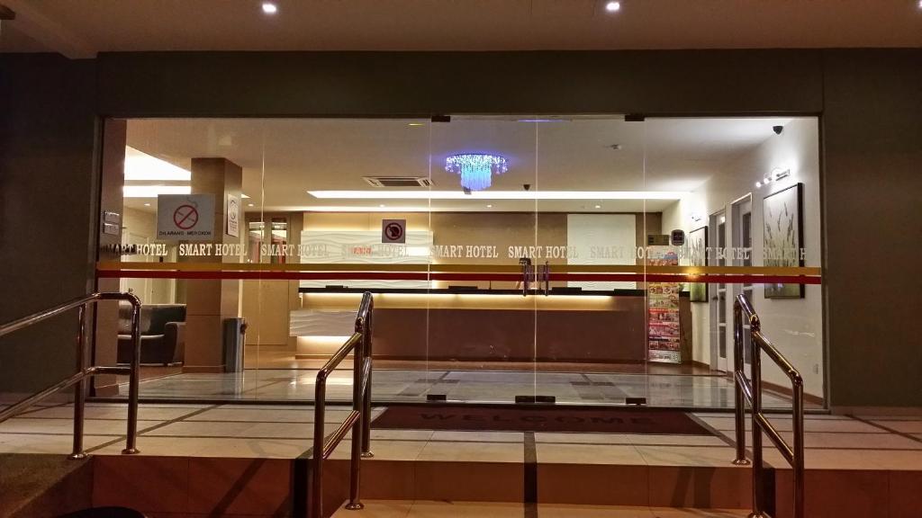 un vestíbulo de una tienda con suelo de cristal en Smart Hotel, en Seremban