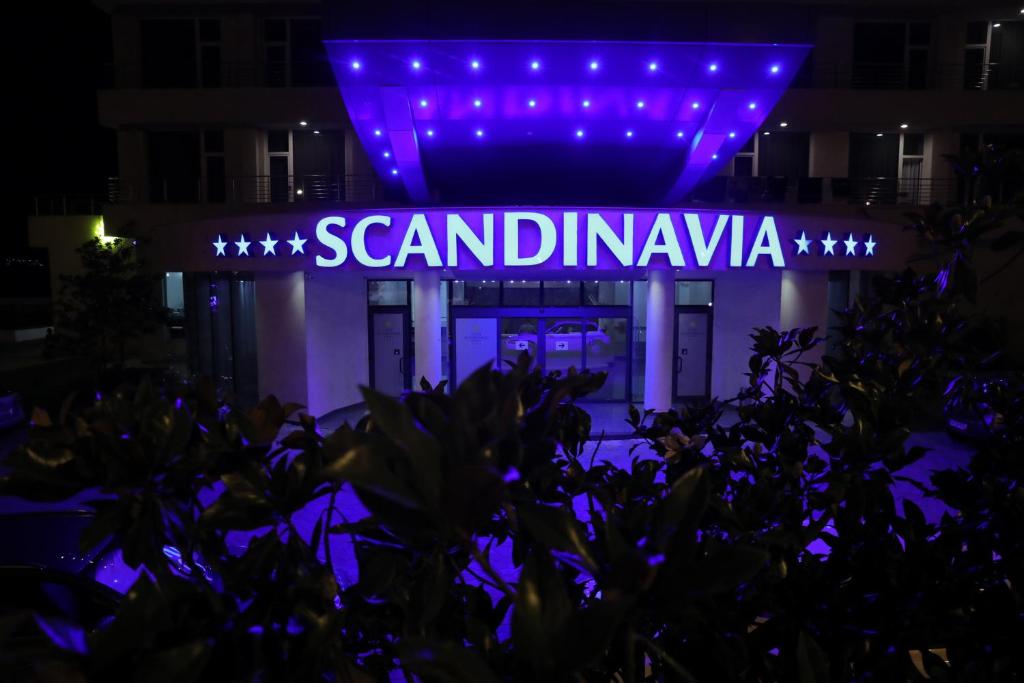 ママイアにあるHotel Scandinavia Mamaiaの夜のスカンジナビアを読む看板