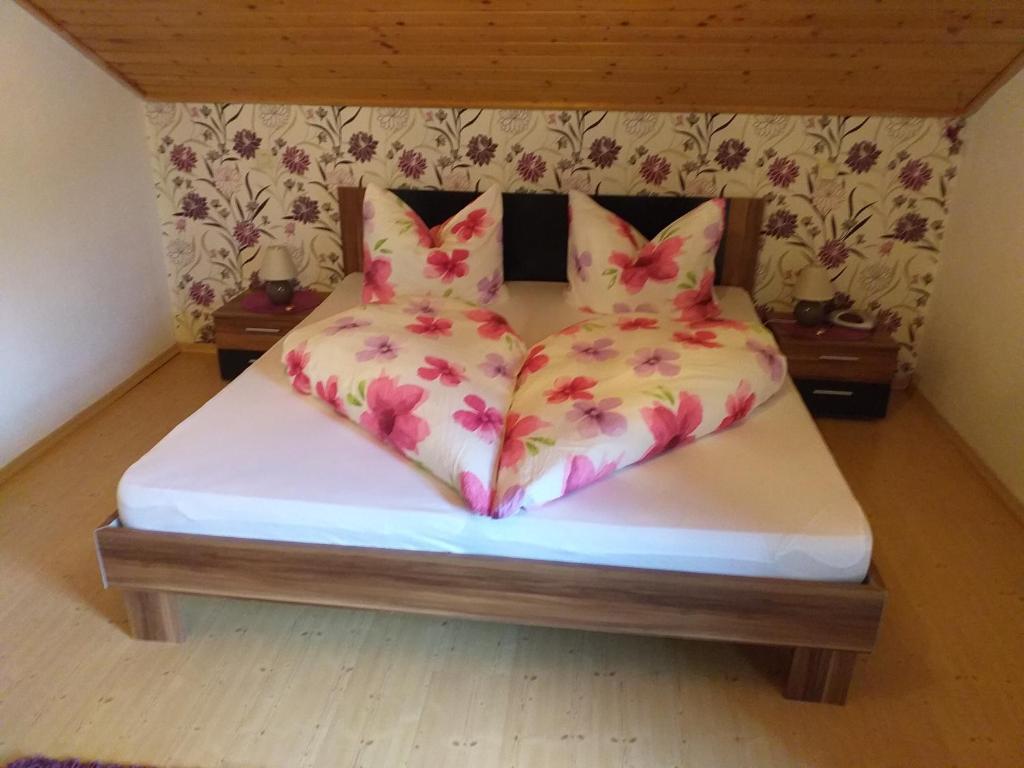 Postel nebo postele na pokoji v ubytování Ferienwohnung Steinbeisser