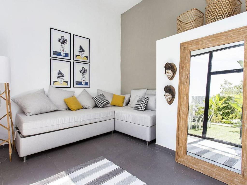 Posedenie v ubytovaní Architect modern design villa in Sitges Hills