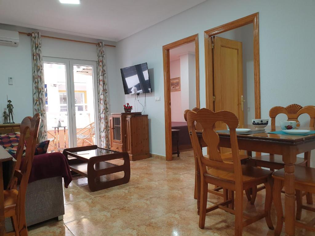 sala de estar con mesa de comedor y sillas en Apartamento de vacaciones en Torrevieja