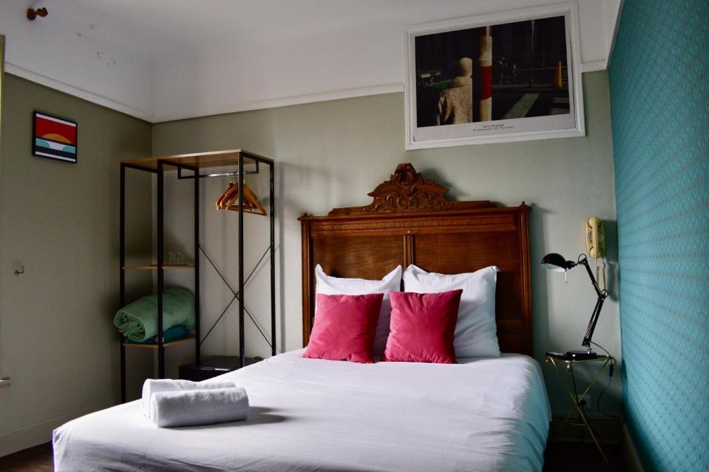 Postel nebo postele na pokoji v ubytování Saint Charles Hôtel & Coliving Biarritz