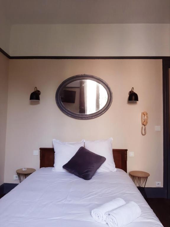 Postel nebo postele na pokoji v ubytování Saint Charles Hôtel & Coliving Biarritz