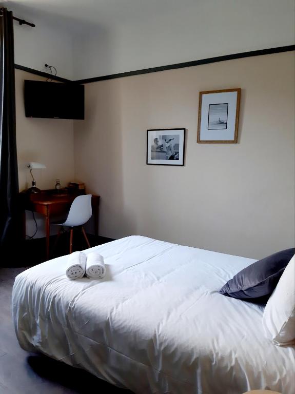 Postel nebo postele na pokoji v ubytování Saint Charles Hôtel & Coliving Biarritz
