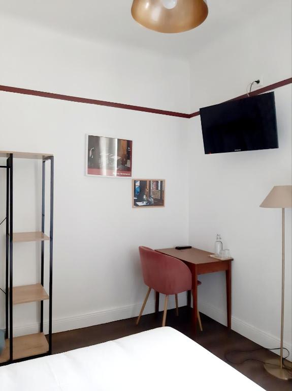 TV a/nebo společenská místnost v ubytování Saint Charles Hôtel & Coliving Biarritz
