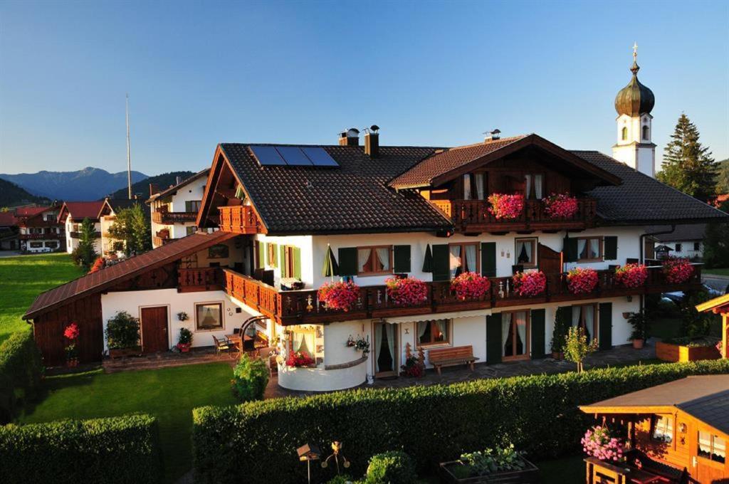 ein Haus mit Sonnenkollektoren auf dem Dach in der Unterkunft Gästehaus Haller in Krün