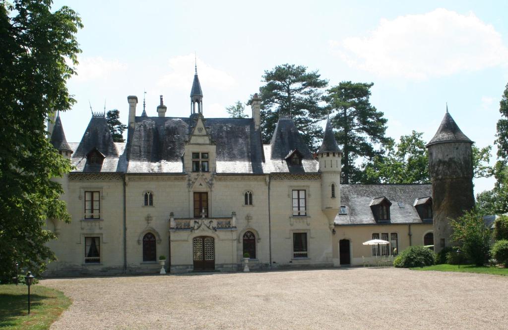 un vieux château avec une tour en haut dans l'établissement Château de Nazé Vivy-Saumur, à Vivy