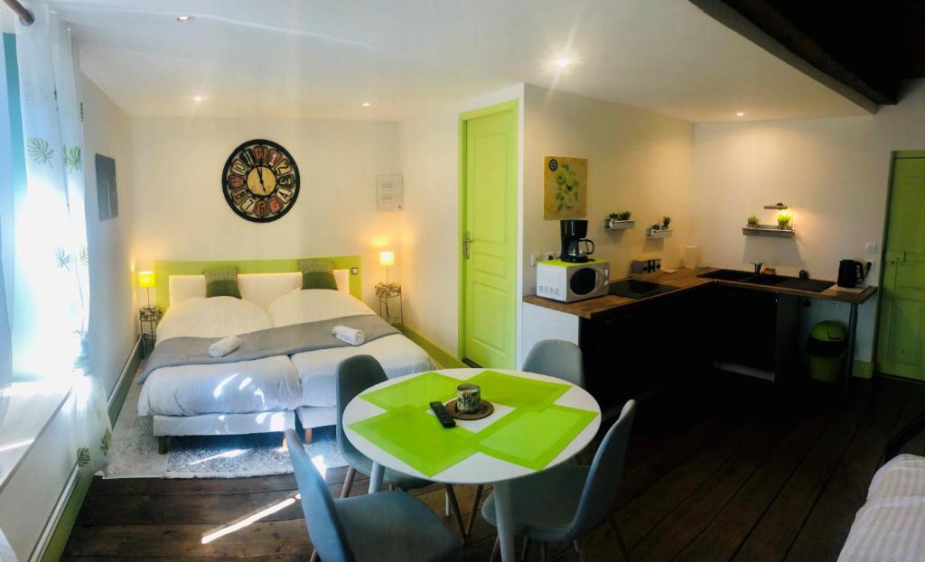 Un dormitorio con una cama, una mesa y un escritorio. en La Maison Fiets Meuse & Vélo, en Damblain