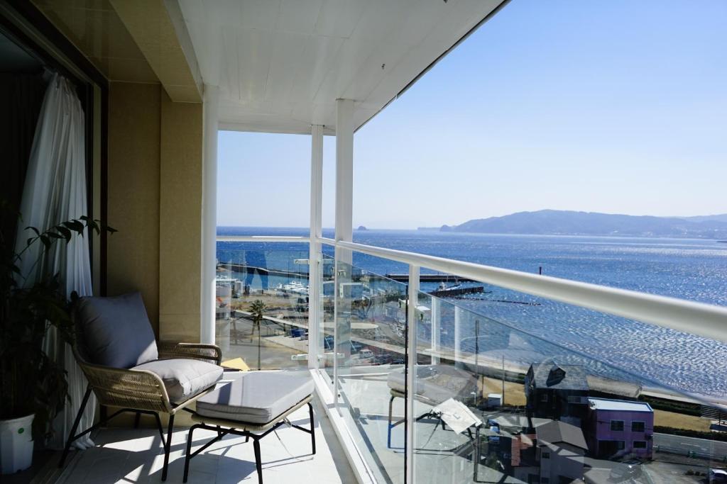 a room with a balcony with a view of the ocean at HOTEL HIMALAYA SEA in Ito
