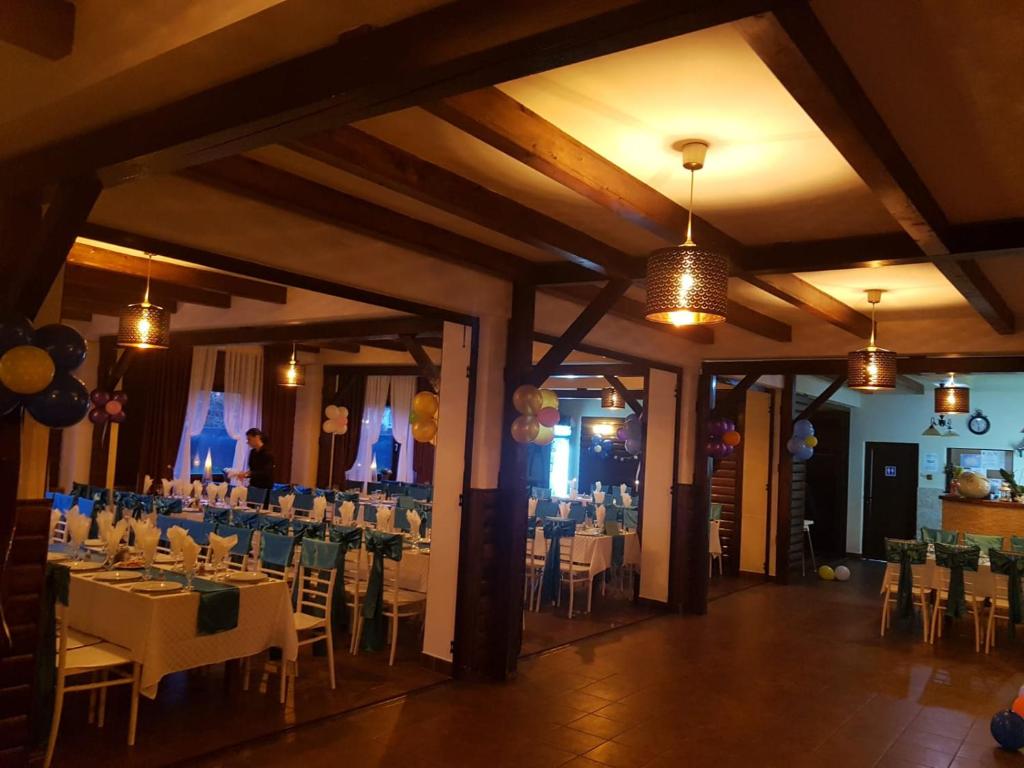 Restaurant - Pensiune Loussiana (România Trăisteni) - Booking.com