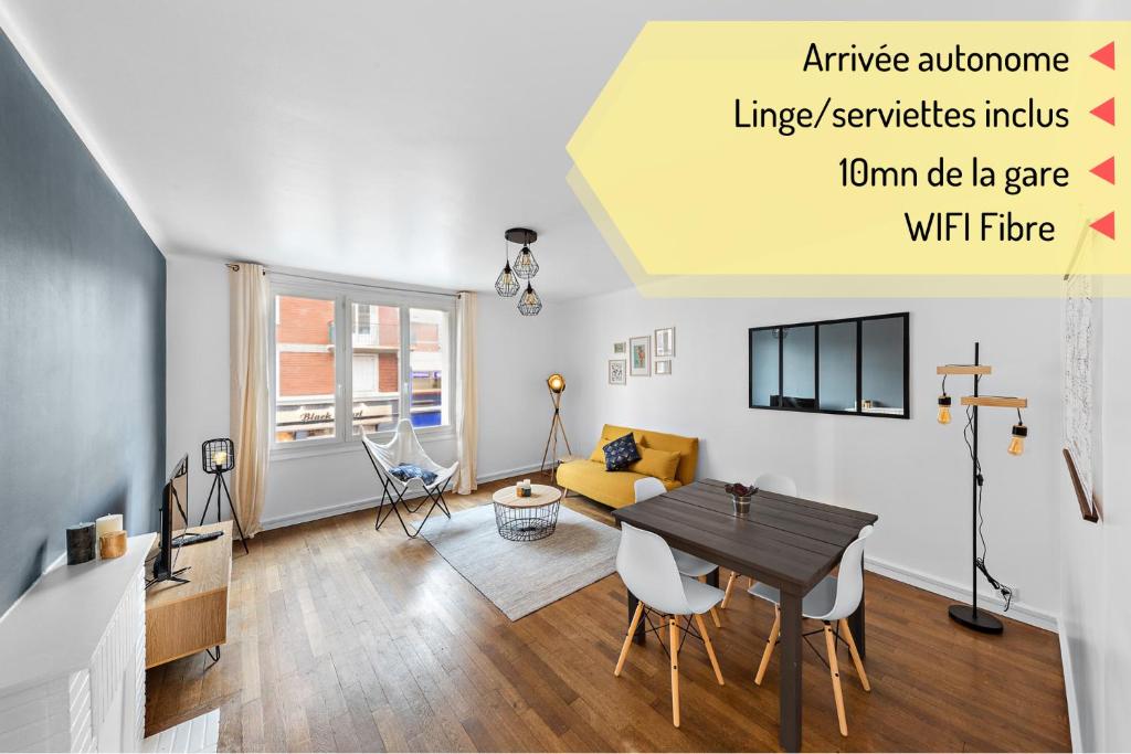 ein Wohnzimmer mit einem Tisch und einem Sofa in der Unterkunft Appartement Bellanger - hyper centre - proche plage - arrivée autonome in Le Havre