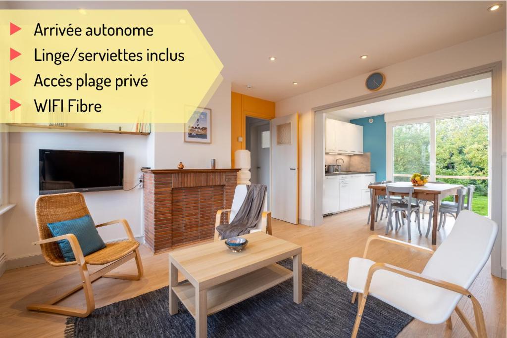 sala de estar de planta abierta con comedor y cocina en Appartement La Rafale - accès privé plage - jardin - arrivée autonome, en Gravelines