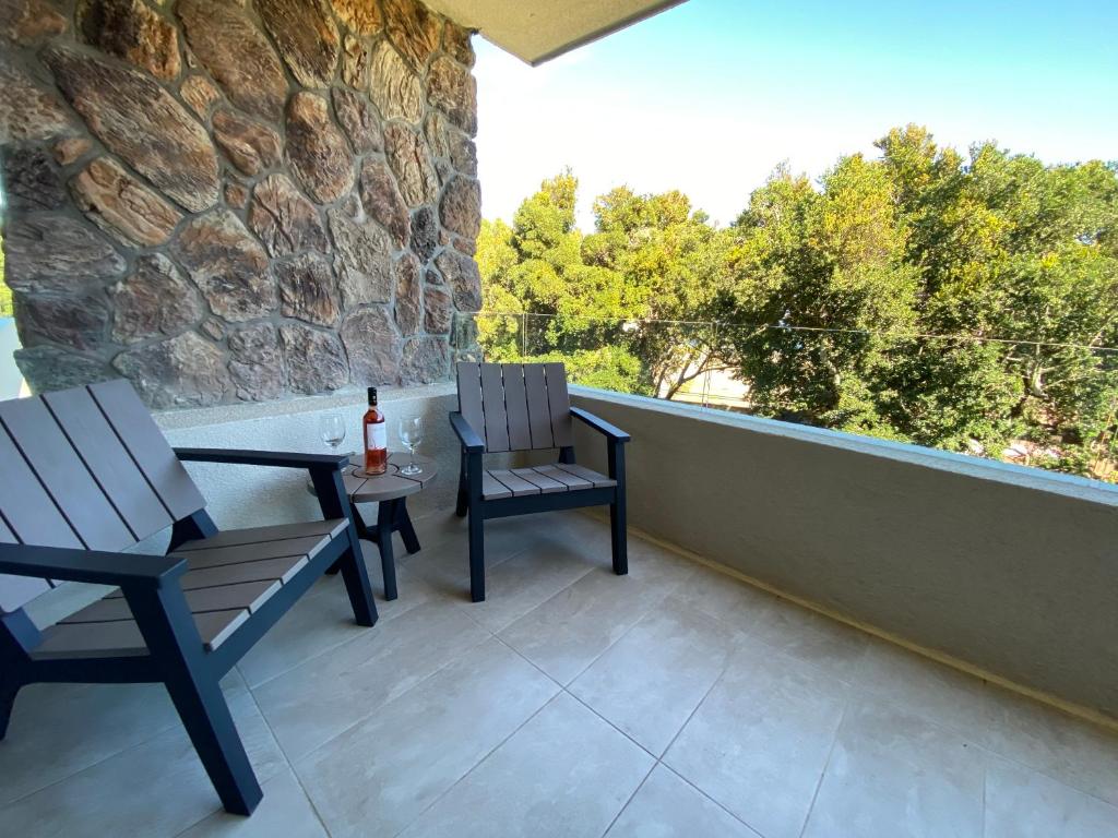 2 sillas y una mesa en el balcón en Depto al lado de la Playa en el Centro de Pucón en Pucón