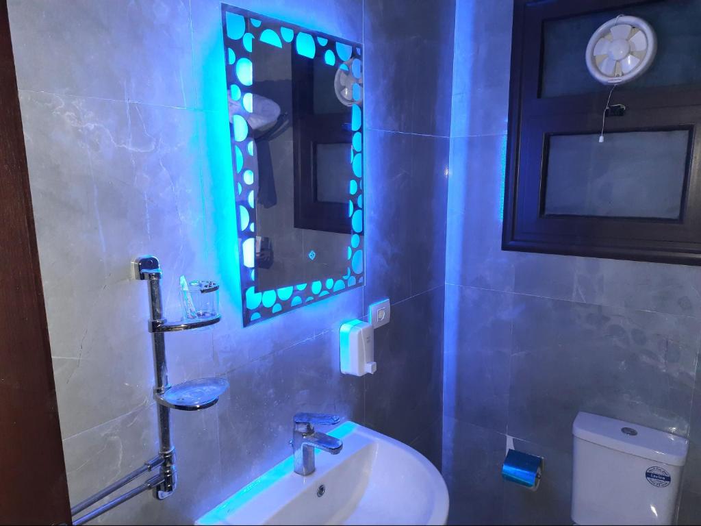 a bathroom with a sink and a mirror at porto said بورتوسعيد in `Ezbet Shalabi el-Rûdi