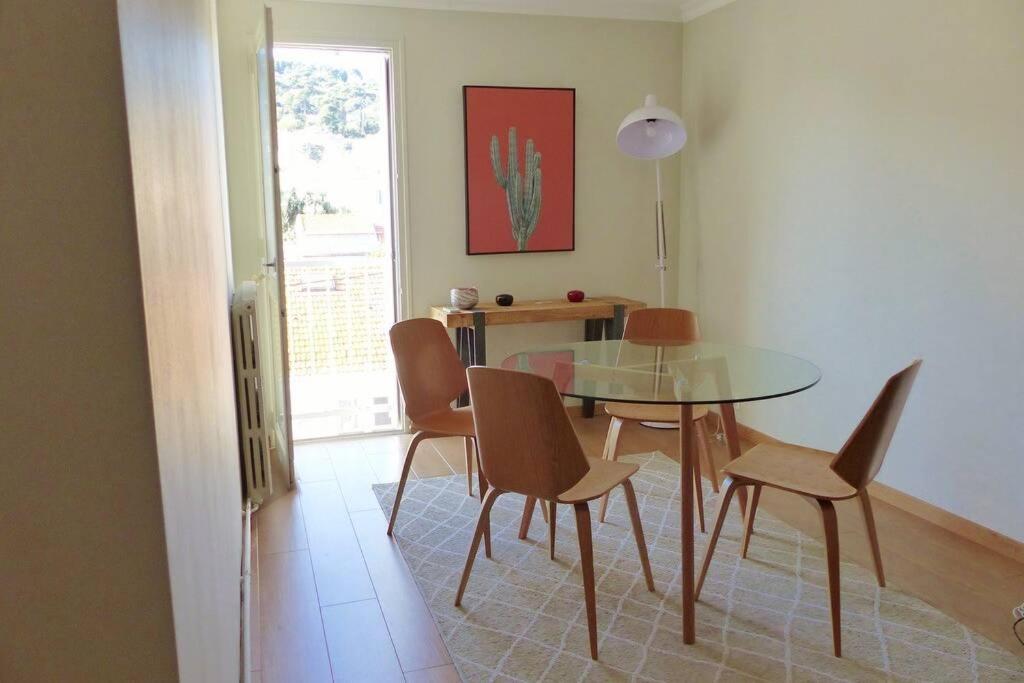 une salle à manger avec une table et des chaises en verre dans l'établissement Lumineux T3-93m2- -2 loggias- vue sur Mont Saint-Clair, à Sète
