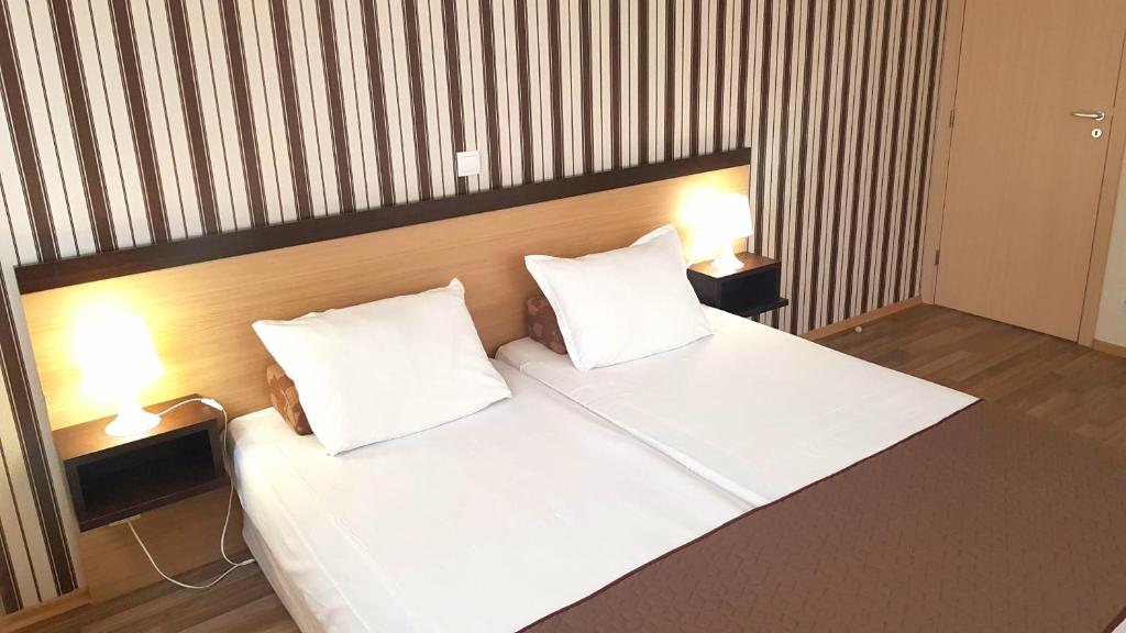 Postel nebo postele na pokoji v ubytování Obzor Beach Resort Apartment G-109