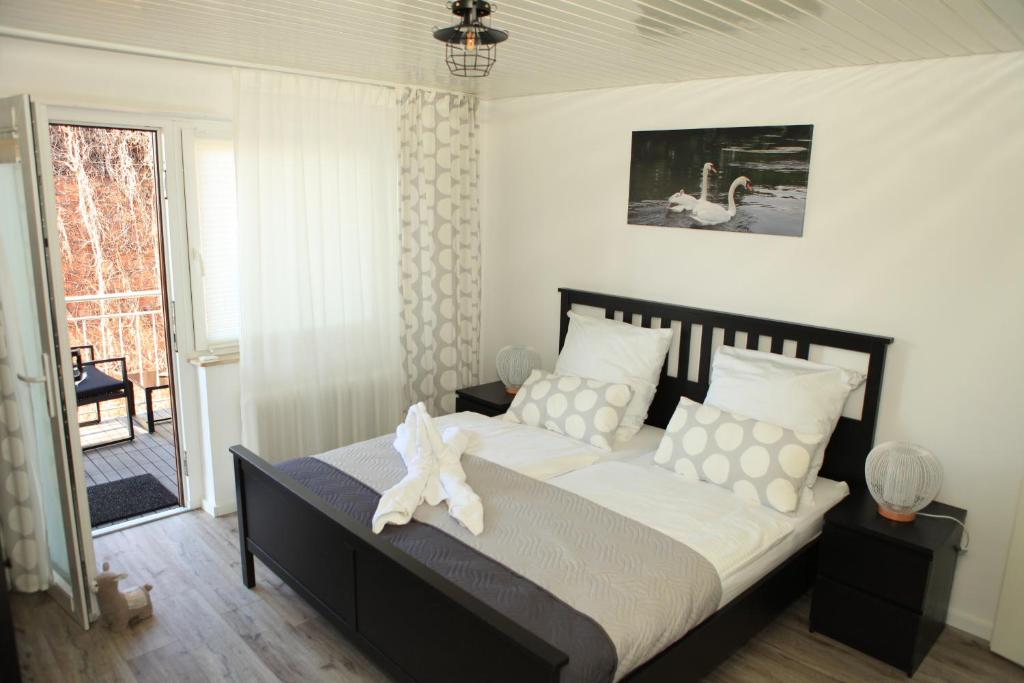 萊茵豪森的住宿－Gästehaus zum Rhein，一间卧室配有带白色床单和枕头的床。
