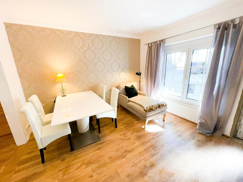 sala de estar con mesa blanca y sofá en Stylische Wohnung mit Charme (W6), en Ravensburg