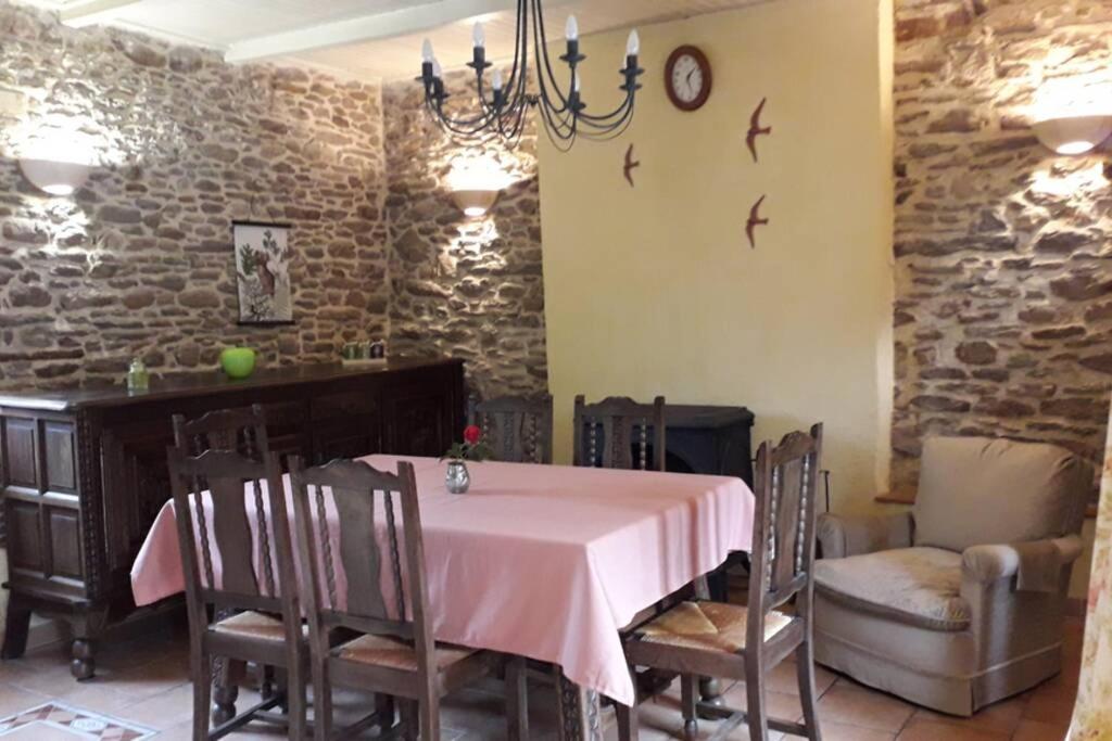 Een restaurant of ander eetgelegenheid bij Ti Aval - G&icirc;te de charme &agrave; la campagne - c&ocirc;te de granit rose