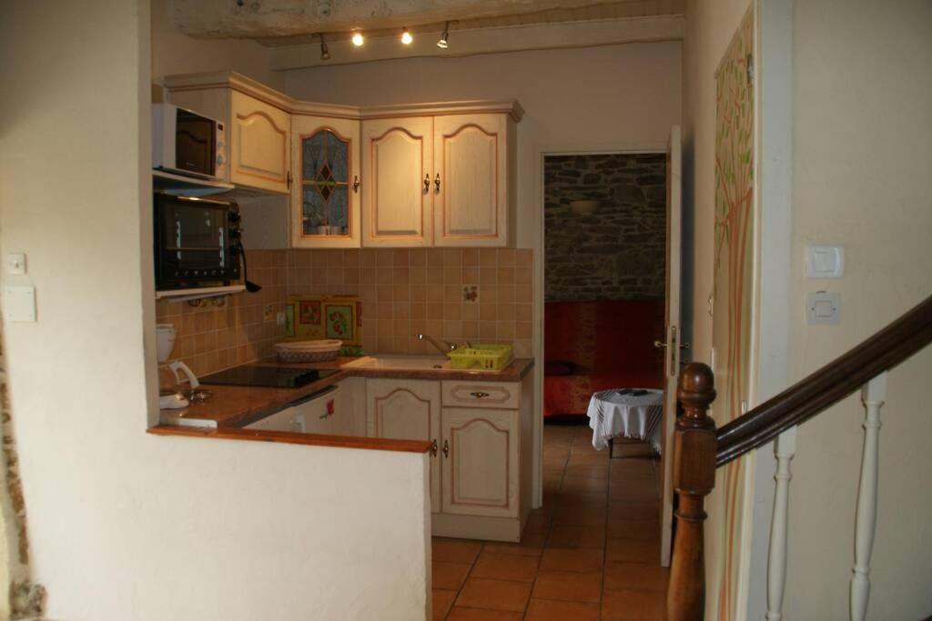 Een keuken of kitchenette bij Ti Aval - G&icirc;te de charme &agrave; la campagne - c&ocirc;te de granit rose