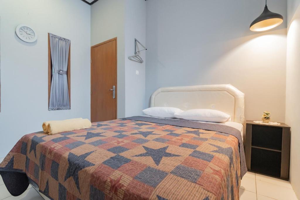Postel nebo postele na pokoji v ubytování Lembur Kiwari Setra Duta Mitra RedDoorz