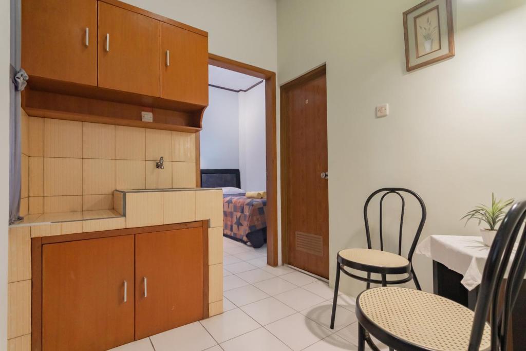 Kuchyň nebo kuchyňský kout v ubytování Lembur Kiwari Setra Duta Mitra RedDoorz