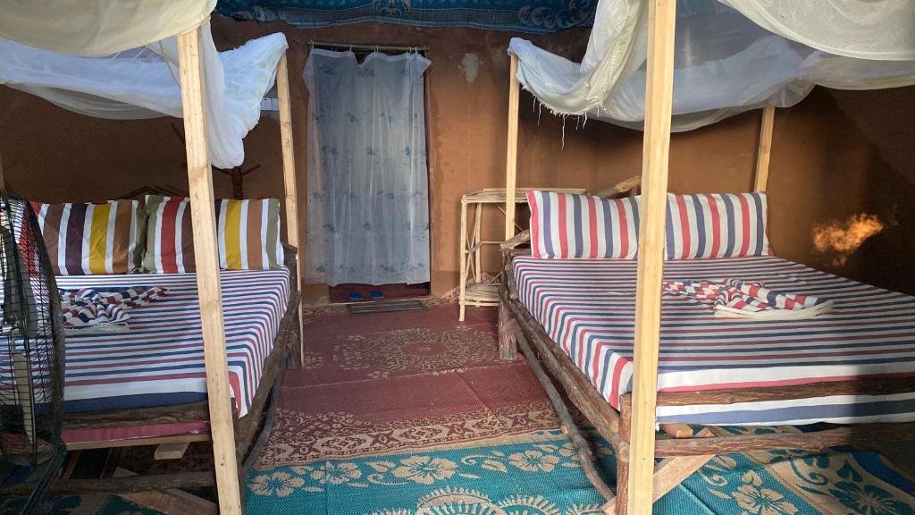 Postel nebo postele na pokoji v ubytování Selous Mapumziko Lodge