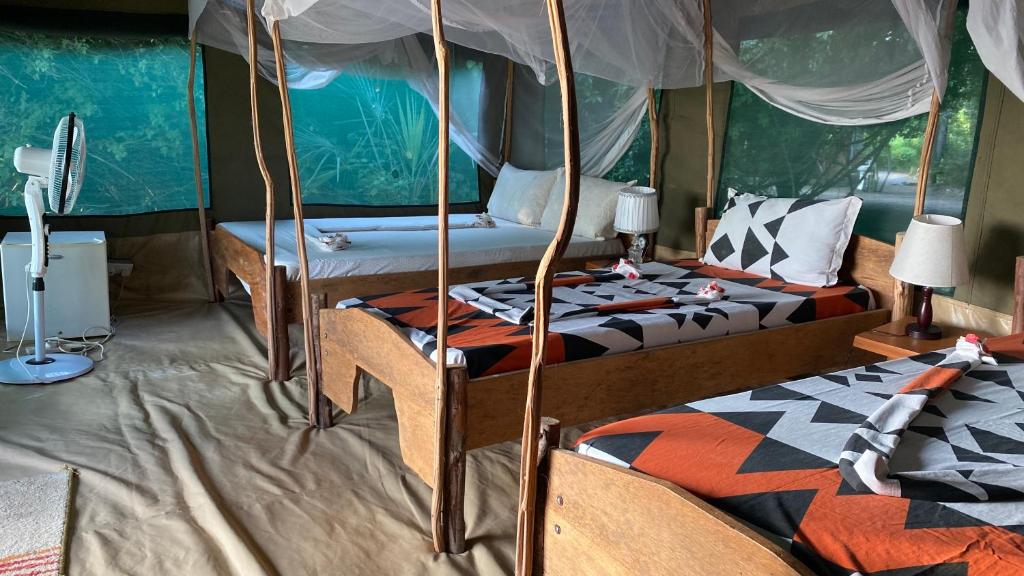 Postel nebo postele na pokoji v ubytování Selous Mapumziko Lodge