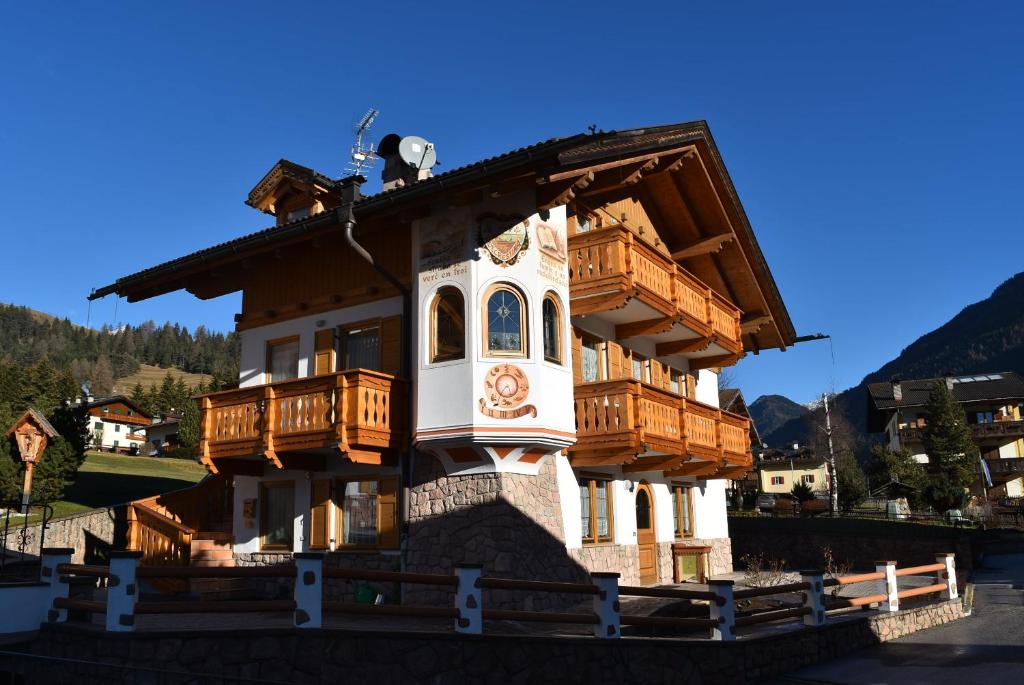 a house with a balcony on top of it at Star Begn in Soraga