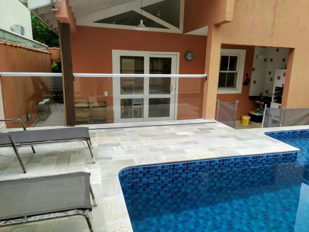  Casa em condomínio fechado em Camburizinho Litoral Norte com Piscina Privativa