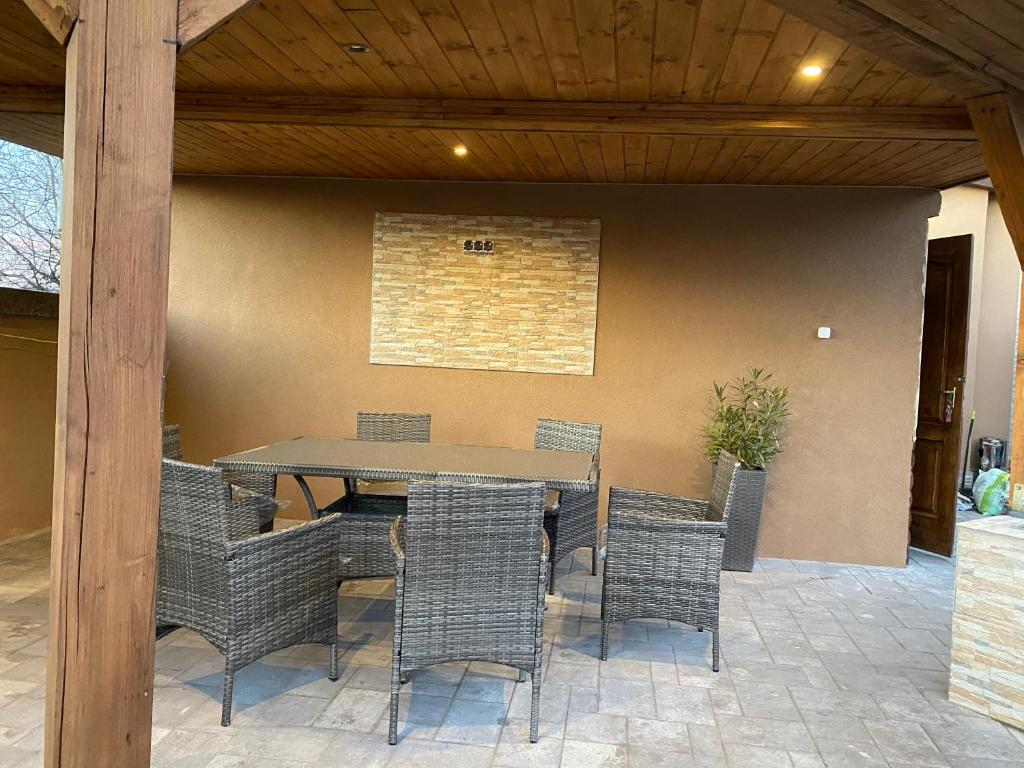 A seating area at Virág Vendégház