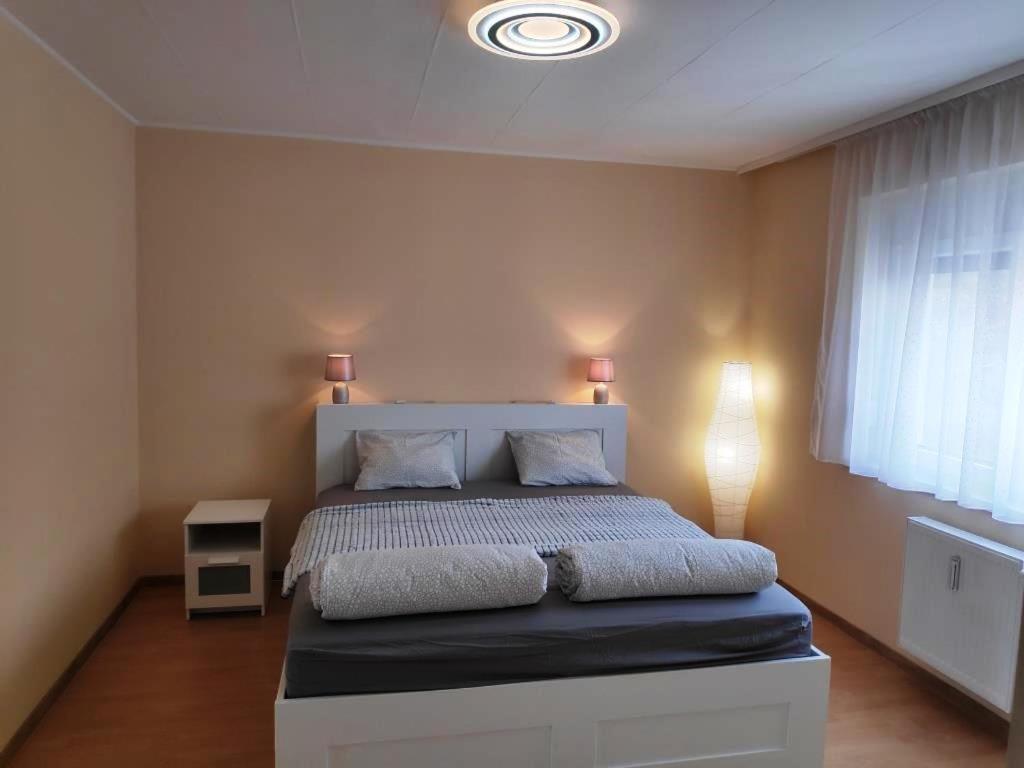 ein Schlafzimmer mit einem großen Bett mit zwei Kissen in der Unterkunft Kölcsey Apartman in Szekszárd