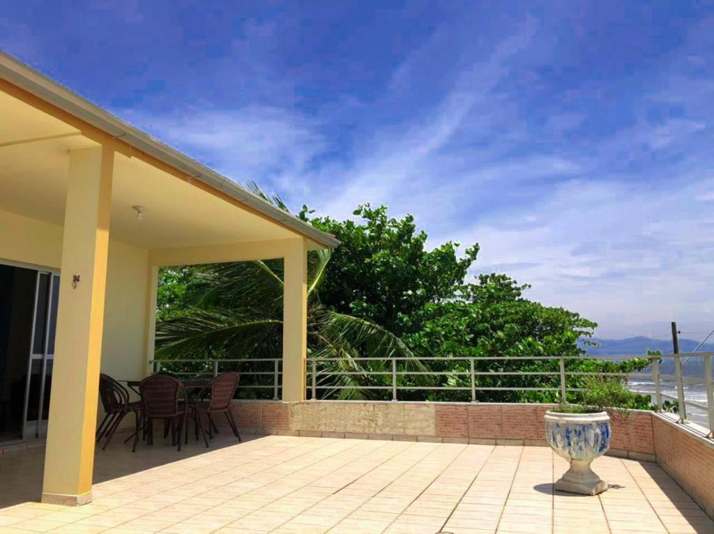 a patio with chairs and tables on a balcony at Cobertura Frente Mar in Porto Belo