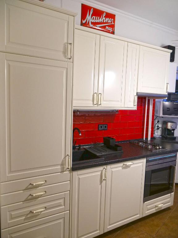Kuchyňa alebo kuchynka v ubytovaní Vöröskő Apartman Alsóörs