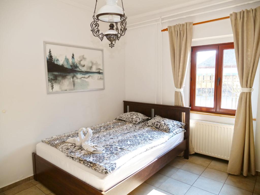 Posteľ alebo postele v izbe v ubytovaní Vöröskő Apartman Alsóörs