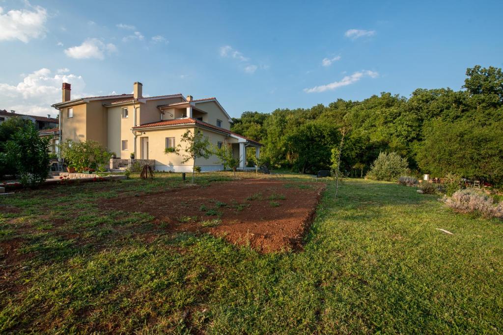 Vonkajšia záhrada v ubytovaní Kuća za odmor Diraki
