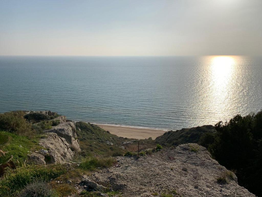 a view of the ocean from a cliff at Villa Alfonso con vista mare in Siculiana Marina