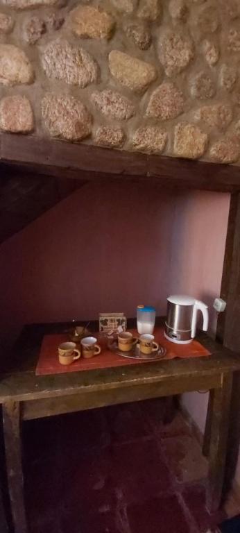 Příslušenství pro přípravu čaje a kávy v ubytování Las Pircas alquiler temporario habitaciones y cabañas