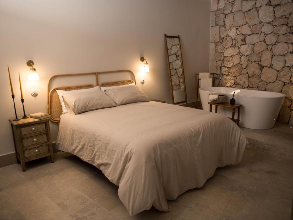 um quarto com uma cama e uma banheira. em Casas de San Pedro em Hita