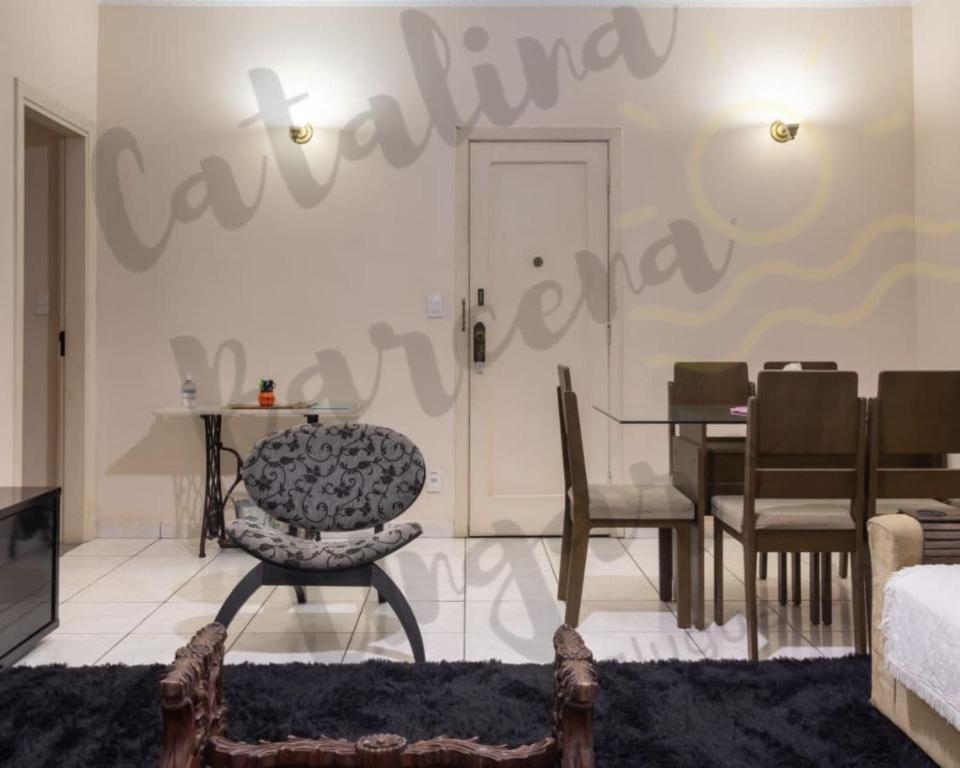 un salon avec une table et une chaise dans l'établissement 03 Dormitorios em Frente a Praia do Itararé / S.V, à São Vicente