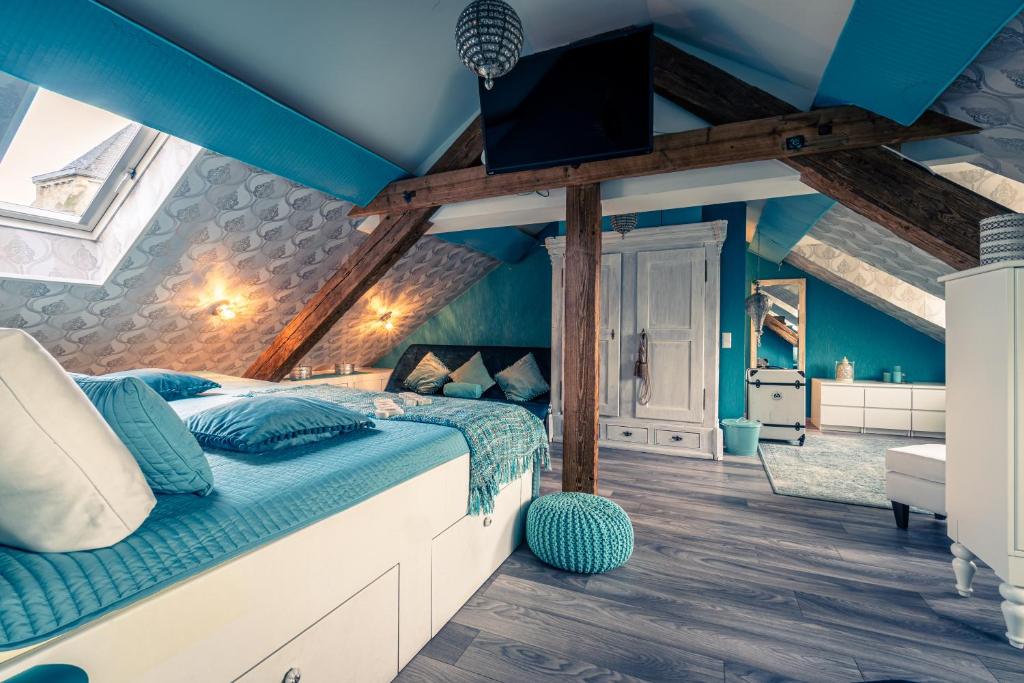 um quarto com uma cama com um tecto azul em Oriental Cozy Loft - Orientalisches gemütliches Loft em Weibern