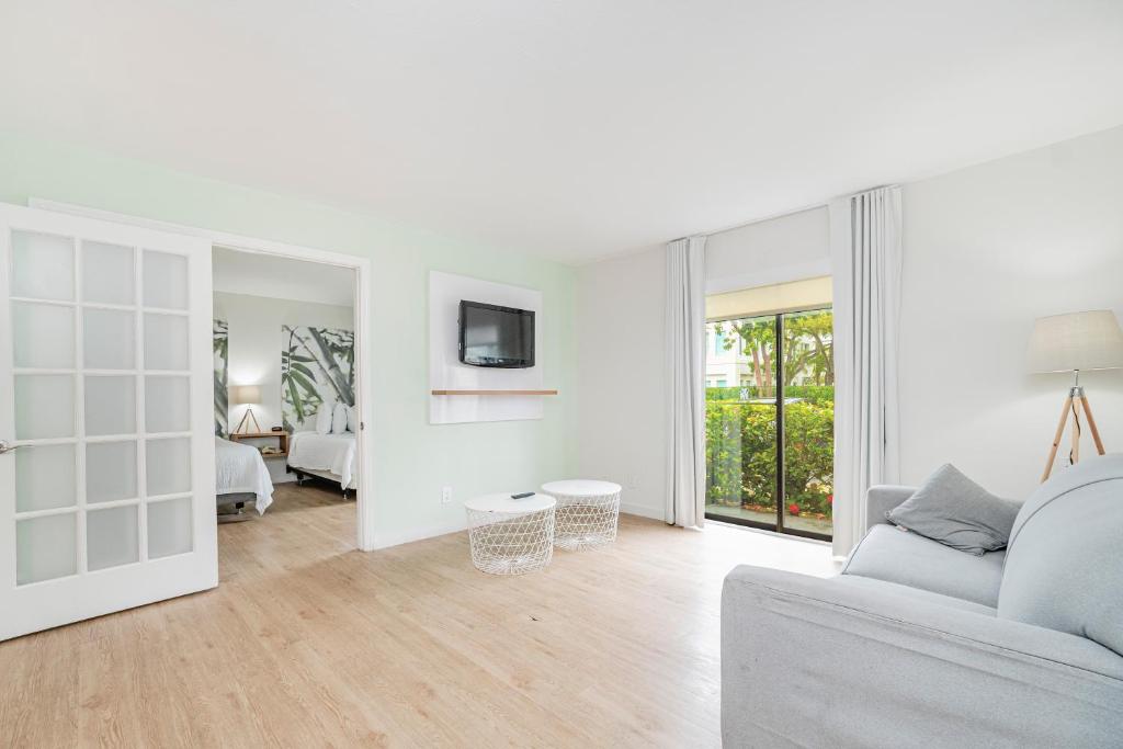 TV a/nebo společenská místnost v ubytování Doral Inn & Suites Miami Airport West